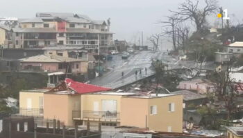 Au moins quatre morts, 15 000 personnes privées d’électricité… Le cyclone Chido a dévasté Mayotte