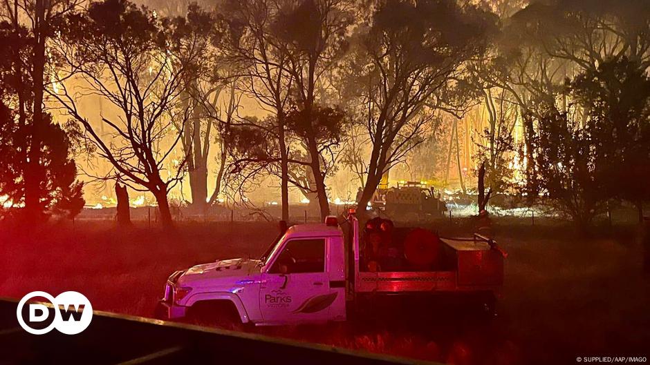 Australia: Bushfires burn out of control in Victoria