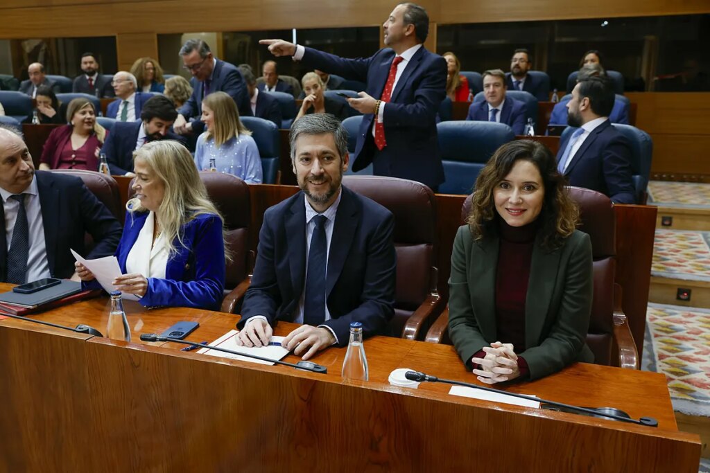 Ayuso saca adelante sus terceros Presupuestos y carga contra Sánchez por "aplaudir que el fiscal general borrara pruebas": "Ha enloquecido, debe dimitir, está acorralado"