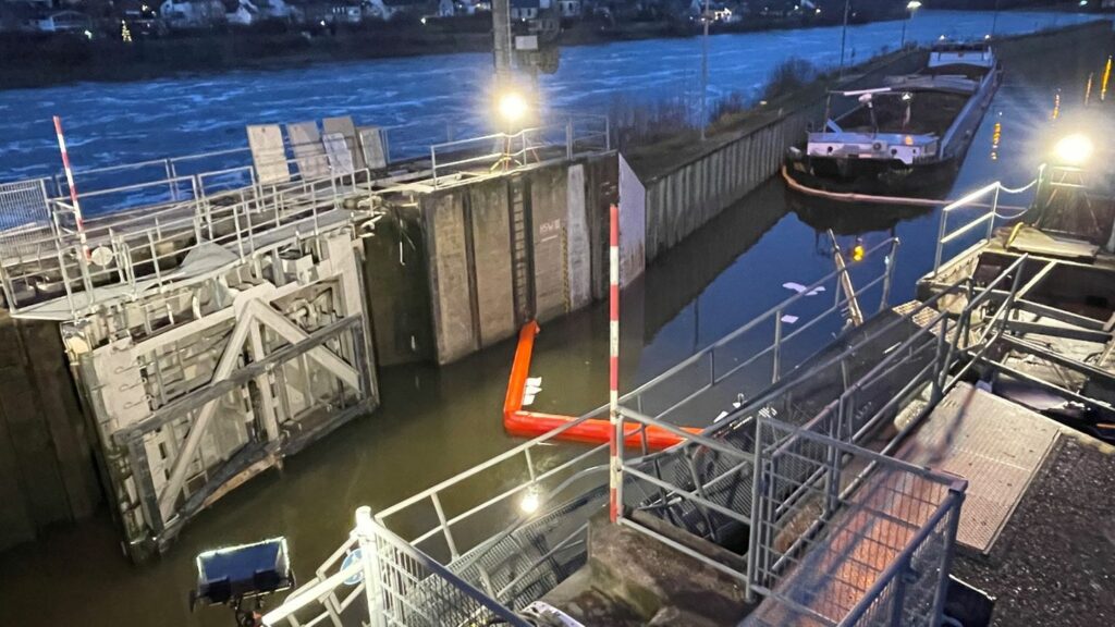 Die Torflügel der Schleuse wurden bei dem Unfall aus der Verankerung gerissen. Foto: WSA Mosel-Saar-Lahn/dpa