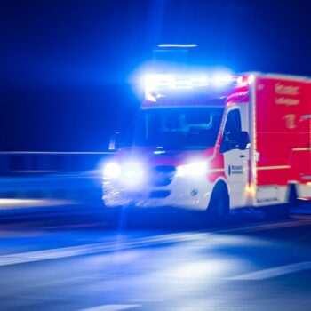 Beim Aufprall des Autos an einer Mauer wird die Fahrertür abgerissen. (Symbolbild) Foto: Marcel Kusch/dpa