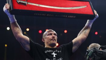 Boxe : pourquoi Usyk a célébré sa victoire face à Fury en soulevant un sabre