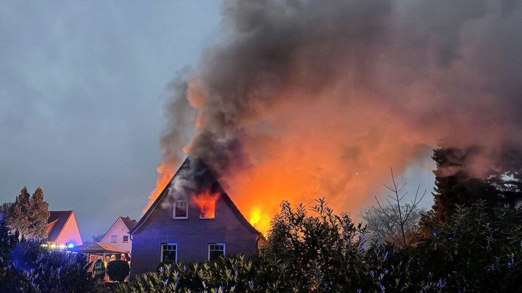 Mehr als 70 Einsatzkräfte bekämpften die Flammen in Sandhausen. Foto: -/Freiwillige Feuerwehr Osterholz-Scharmbeck/dpa