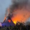 Mehr als 70 Einsatzkräfte bekämpften die Flammen in Sandhausen. Foto: -/Freiwillige Feuerwehr Osterholz-Scharmbeck/dpa