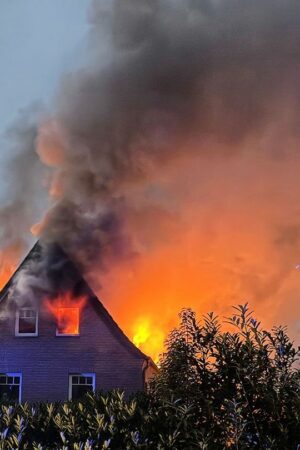 Mehr als 70 Einsatzkräfte bekämpften die Flammen in Sandhausen. Foto: -/Freiwillige Feuerwehr Osterholz-Scharmbeck/dpa