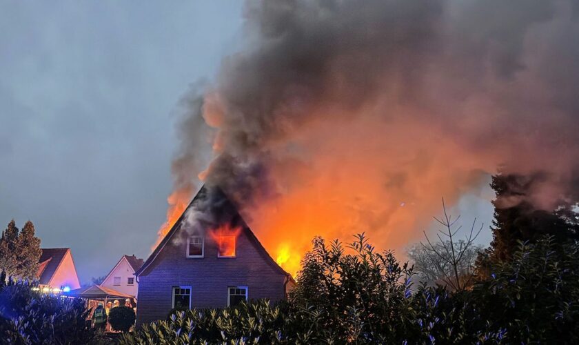 Mehr als 70 Einsatzkräfte bekämpften die Flammen in Sandhausen. Foto: -/Freiwillige Feuerwehr Osterholz-Scharmbeck/dpa