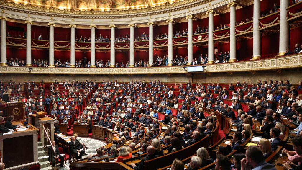 Budget : deux motions de censure déposées par LFI et le RN contre le gouvernement Barnier, un vote prévu mercredi