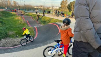 Ça déferle sur les pistes de bosses : la folie du pumptrack gagne l’Île-de-France 