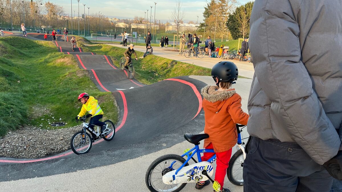 Ça déferle sur les pistes de bosses : la folie du pumptrack gagne l’Île-de-France 