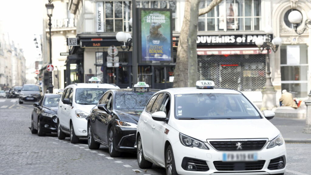 « C’est une lueur d’espoir » : les taxis obtiennent un répit sur le transport médical après leur manifestation