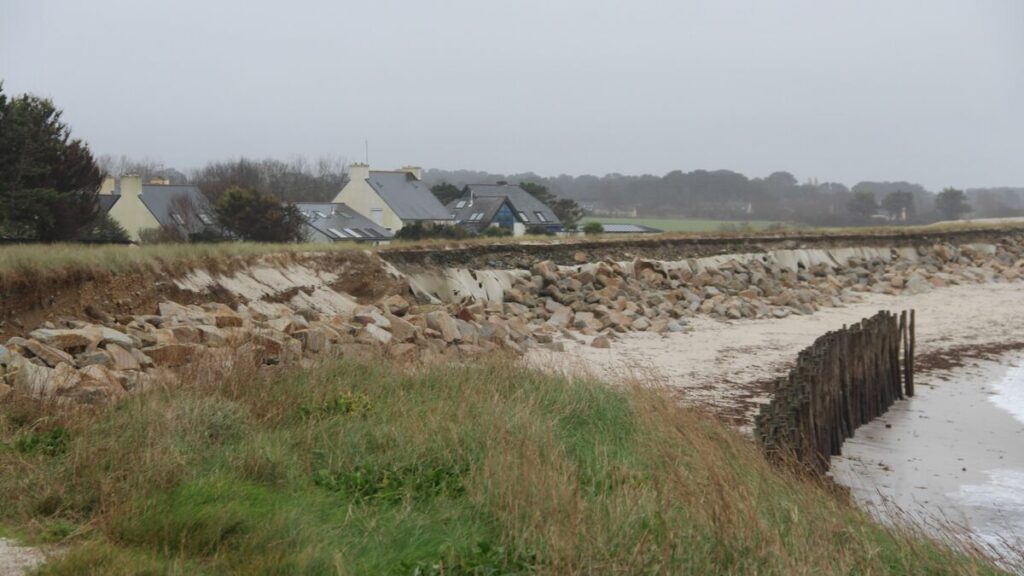 « C’est vraiment dans leur intérêt » : dans le Finistère, des propriétaires menacés par la mer invités à vendre