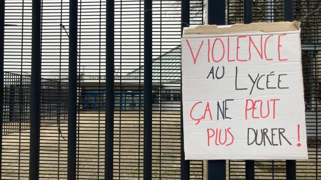 « C’était la panique, on s’est tous mis à courir » : le lycée de Beaumont en grève après des tirs de mortiers