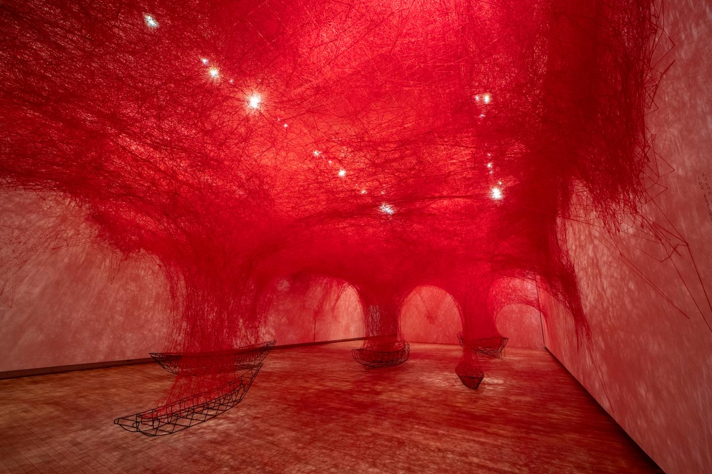 Chiharu Shiota fait tanguer le Grand Palais, à Paris