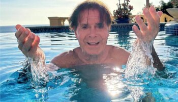 Cliff Richard, el ídolo del pop reconvertido en el rey de los calendarios a los 83 años