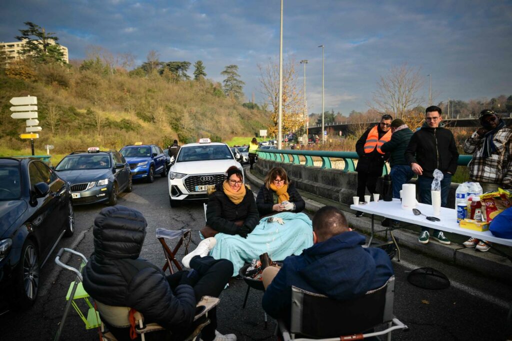 Crise du transport médical : à Lyon, la colère des taxis monte à Paris