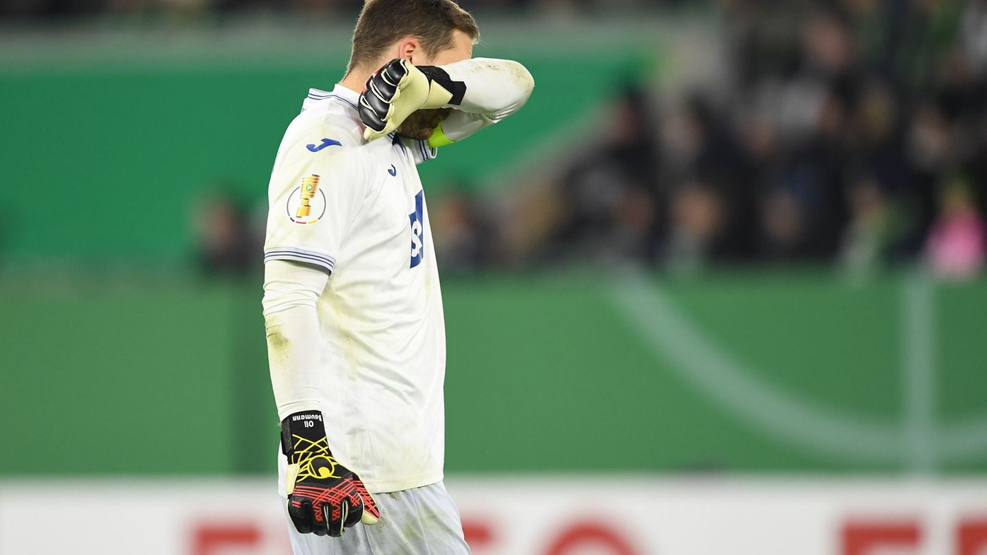 Patzte im Pokalspiel in Wolfsburg: Hoffenheims Torwart Oliver Baumann. Foto: Swen Pförtner/dpa