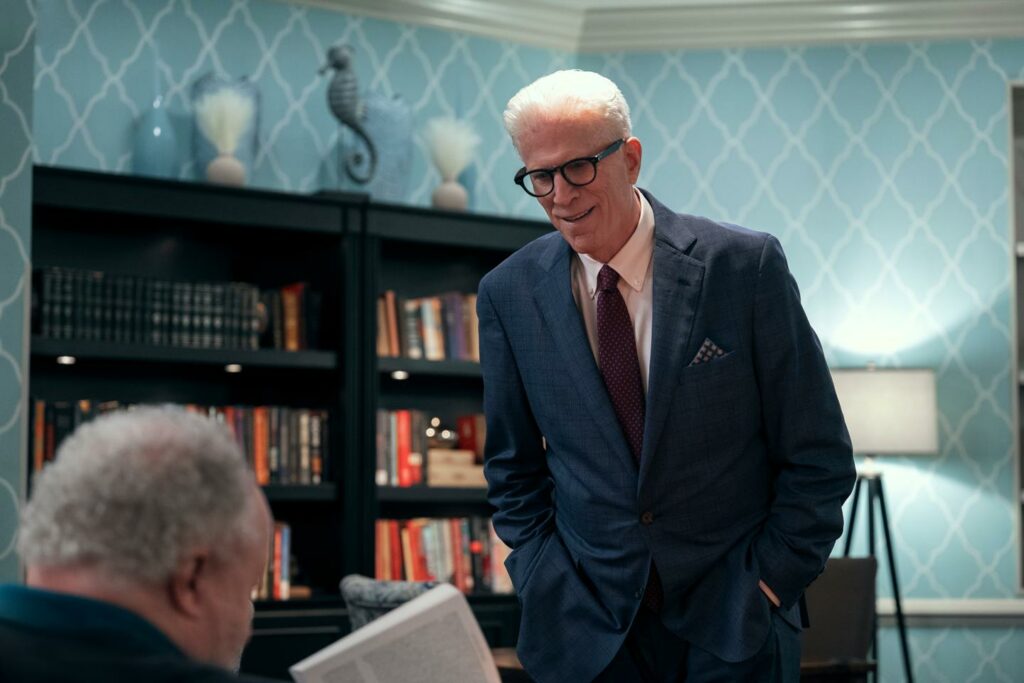 Dans « Espion à l’ancienne », sur Netflix, Ted Danson, 76 ans, infiltre la maison de retraite