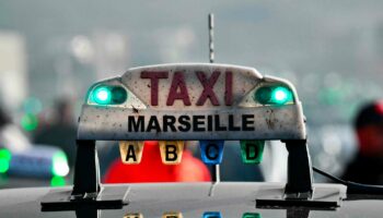 Des taxis bloquent la circulation pour protester contre les nouveaux tarifs des transports de patients