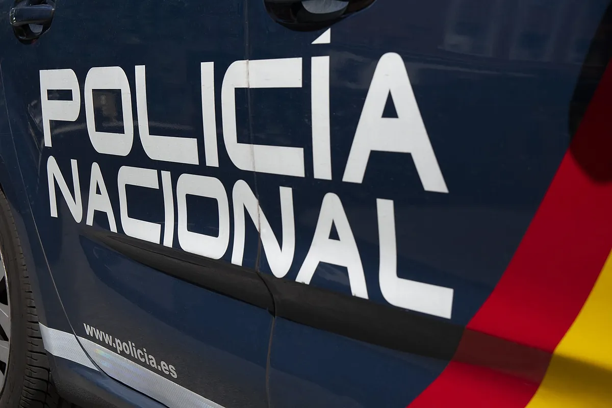 Detenida una  mujer de 26 años por extorsionar a más de 300 hombres tras seducirlos en redes con una imagen creada con  IA