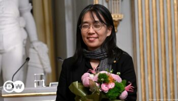 Die Südkoreanerin Han Kang nimmt den Literaturnobelpreis entgegen