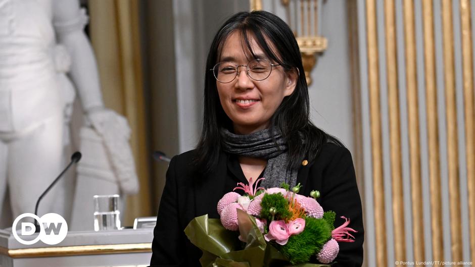 Die Südkoreanerin Han Kang nimmt den Literaturnobelpreis entgegen