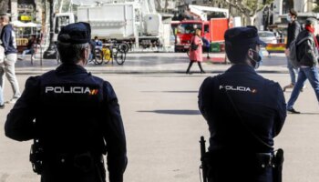 Dos policías de Valencia salvan a un bebé de once días que no respiraba atragantado tras vomitar