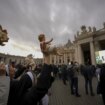 El Papa no se asomará este domingo a la ventana del Palacio Apostólico para rezar el Ángelus al estar "muy resfriado"