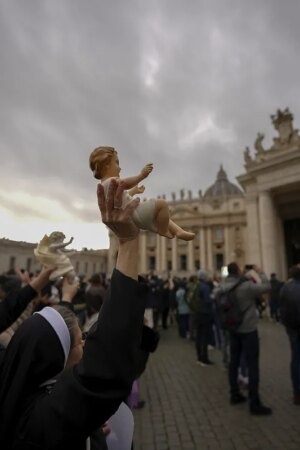 El Papa no se asomará este domingo a la ventana del Palacio Apostólico para rezar el Ángelus al estar "muy resfriado"