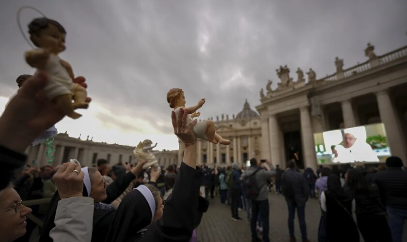 El Papa no se asomará este domingo a la ventana del Palacio Apostólico para rezar el Ángelus al estar "muy resfriado"