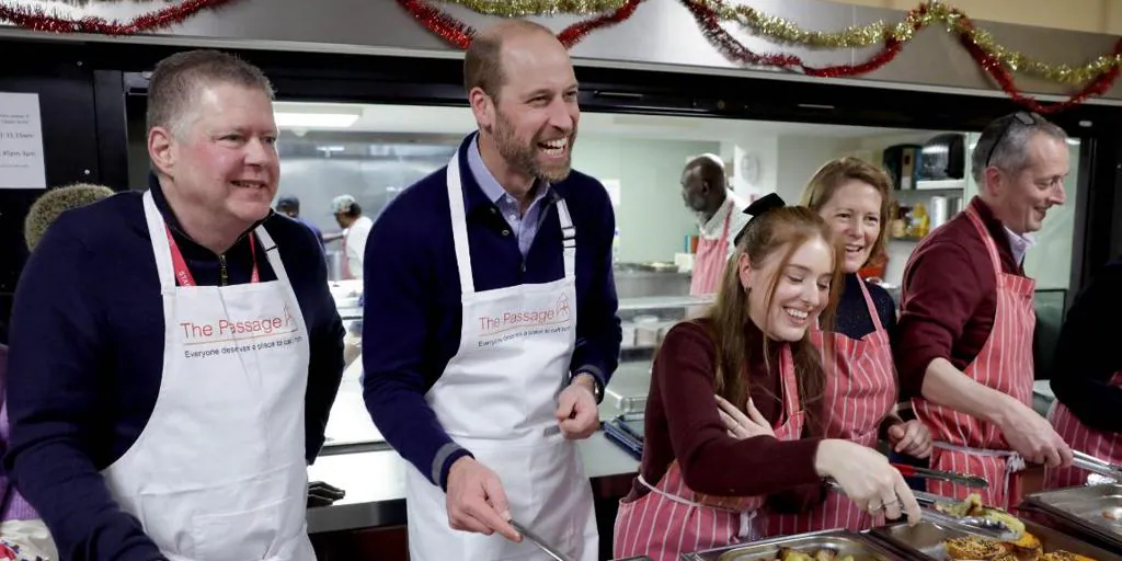 El Príncipe Guillermo de Inglaterra sirve una comida de Navidad a personas sin hogar 30 años después de hacerlo con Lay Di