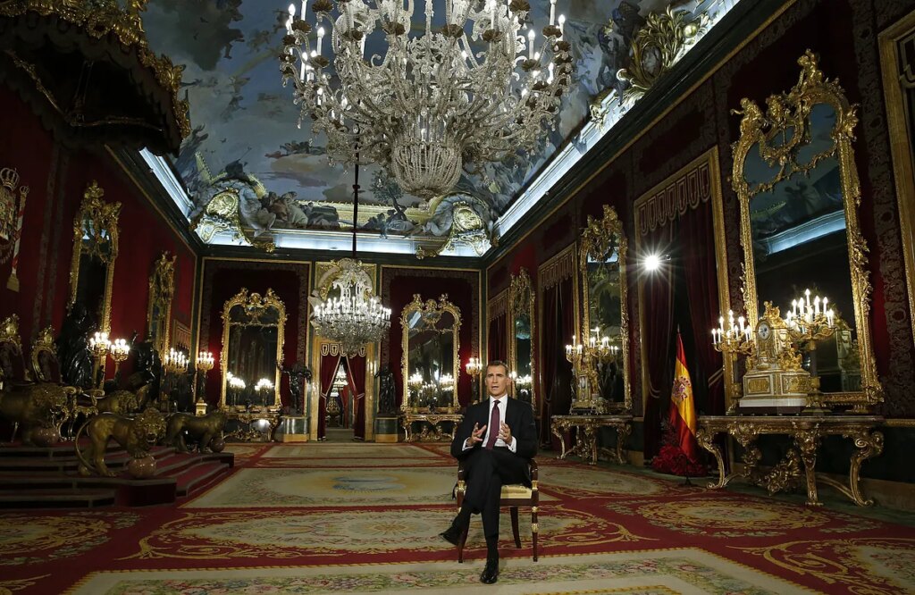 El Rey Felipe VI vuelve al Palacio Real en su discurso de Navidad: del aniversario de la proclamación al reto de levantar la audiencia