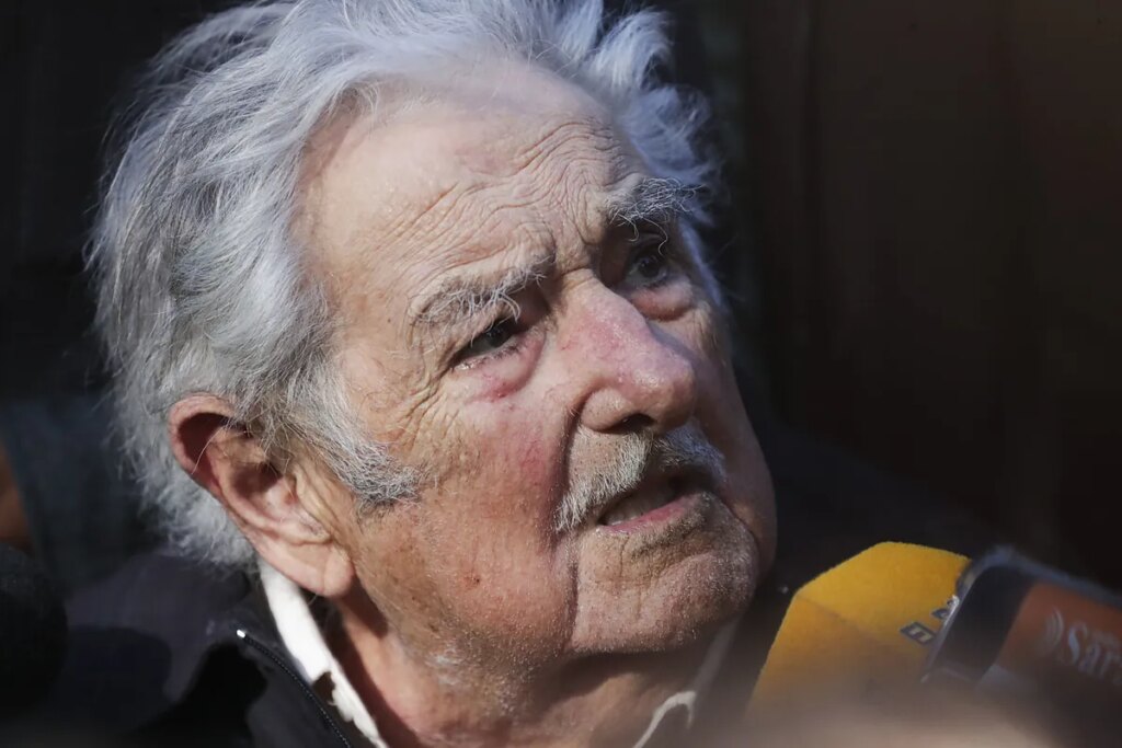 El ex presidente uruguayo José Mujica supera con éxito su intervención del esófago