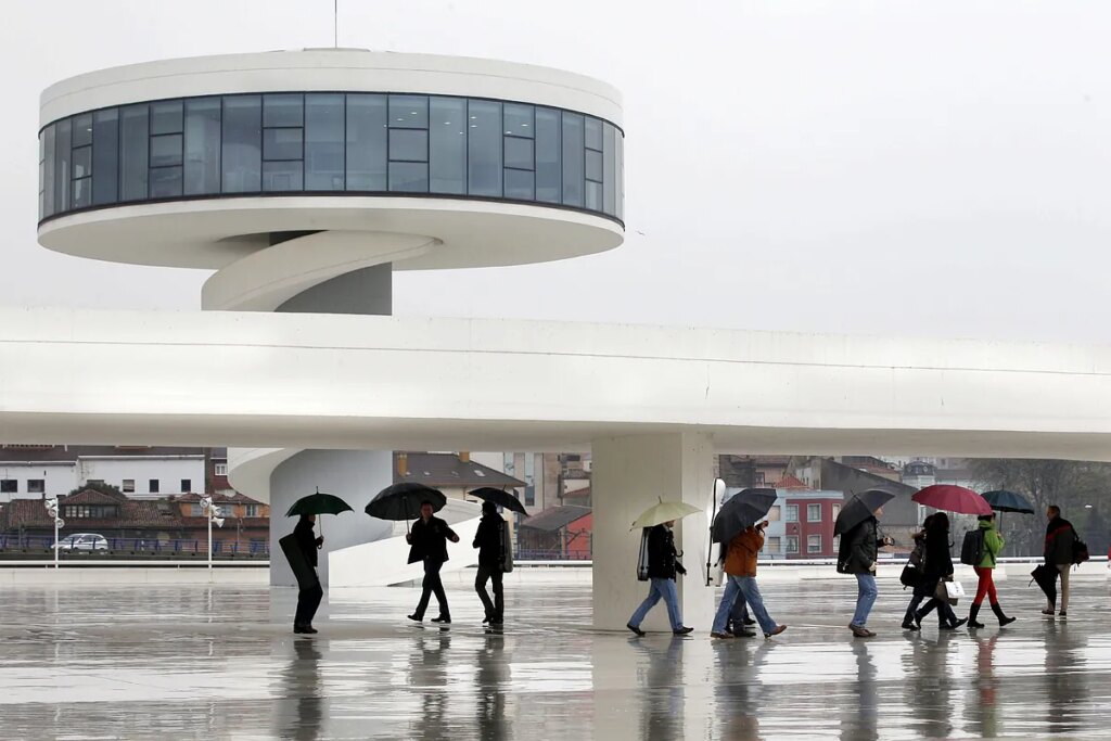 El paso de un frente atlántico traerá lluvias este domingo a Galicia y Asturias y en el resto del país habrá temperaturas más cálidas de lo habitual