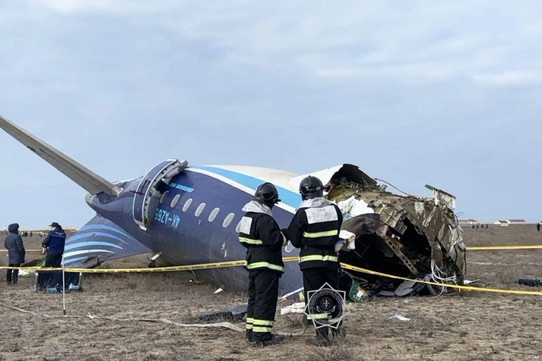 El presidente de Azerbaiyán acusa a Moscú de intentar ocultar las causas del accidente de avión en Kazajistán y exige una disculpa pública