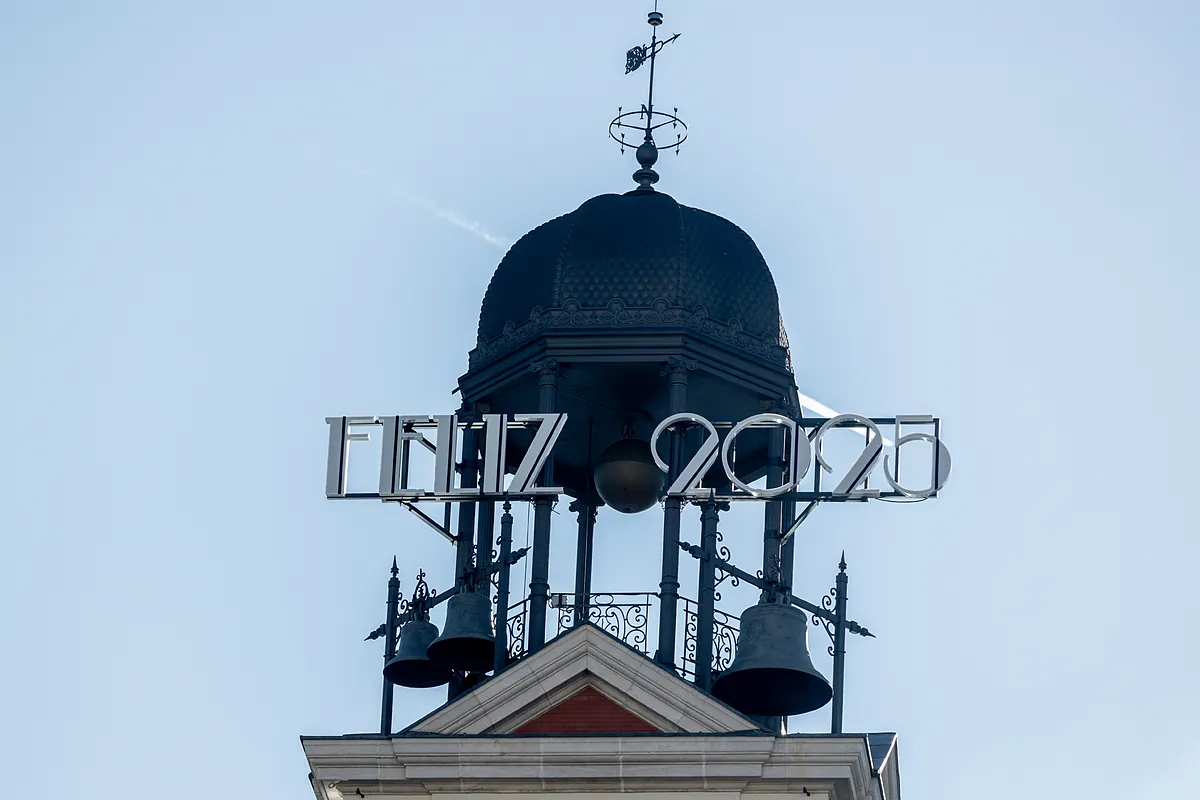 El reloj de la Puerta del Sol estrena cartel luminoso para dar la bienvenida al 2025