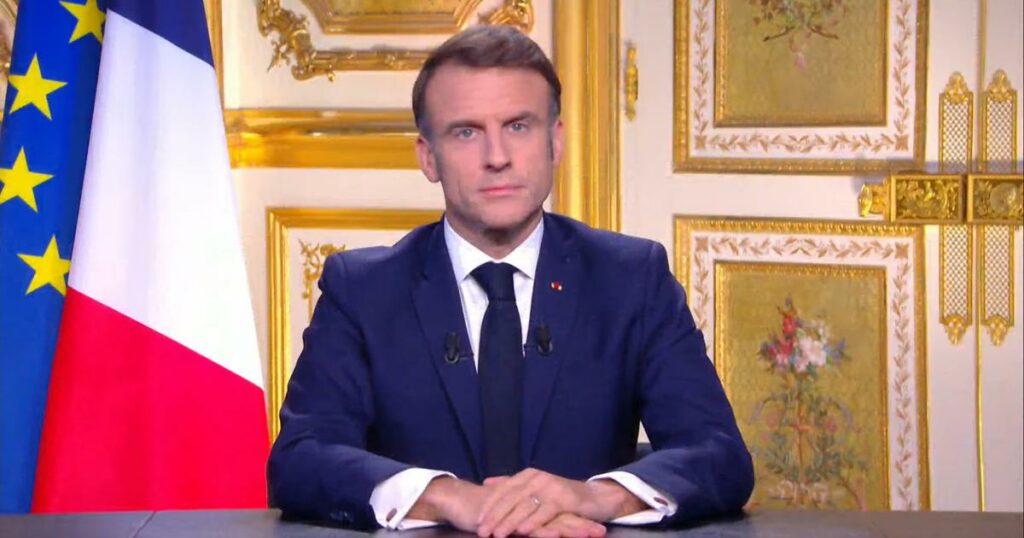 Emmanuel Macron fustige « un front antirépublicain » et cherche un successeur à Barnier