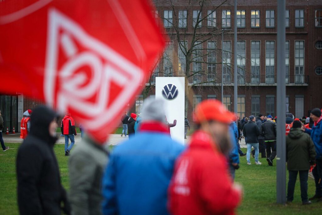 En Allemagne, le conflit chez Volkswagen se durcit et se politise