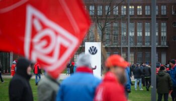 En Allemagne, le conflit chez Volkswagen se durcit et se politise