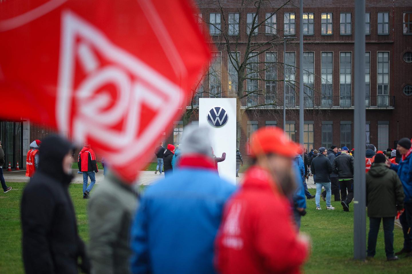 En Allemagne, le conflit chez Volkswagen se durcit et se politise