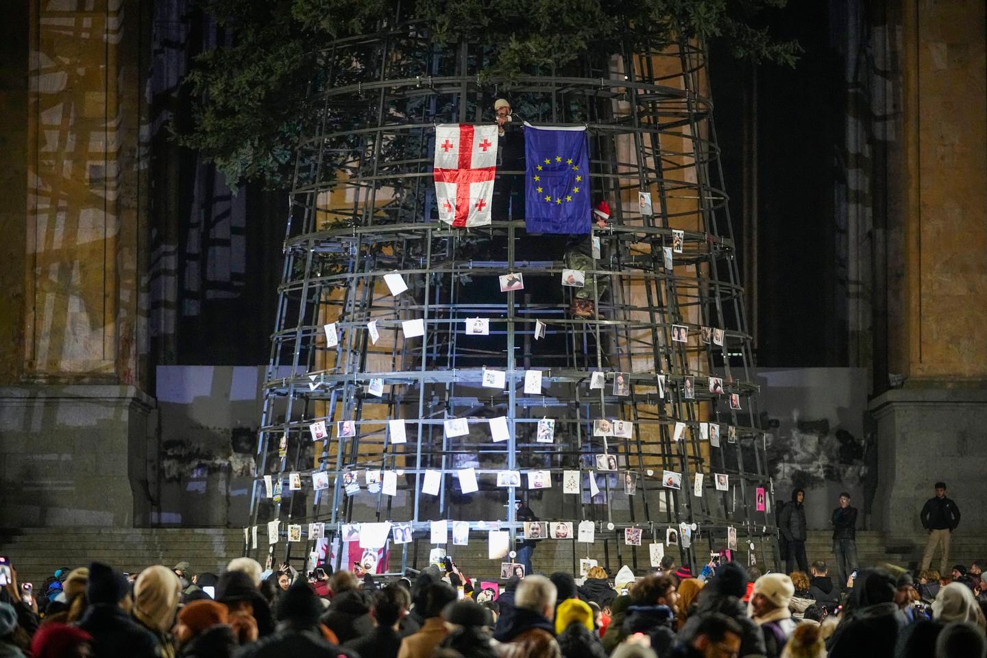 En Géorgie, des milliers de manifestants pro-UE protestent devant le Parlement pour la 11e nuit consécutive