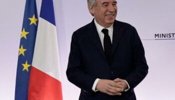 En direct, François Bayrou premier ministre : La France insoumise refuse de participer aux consultations organisées lundi à Matignon