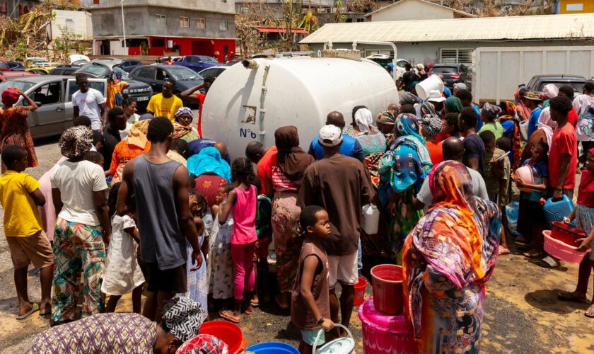 En direct, Mayotte : les habitants attendent encore de l’aide, une semaine après le passage du cyclone Chido