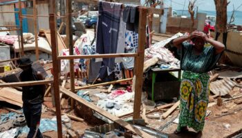 En direct, cyclone Chido à Mayotte : la distribution urgente d’eau et de nourriture commence, un « pont maritime civil » mis en place depuis La Réunion