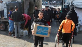 En direct, guerre au Proche-Orient : à Gaza, l’Unrwa annonce suspendre la livraison d’aide par un point de passage-clé depuis Israël