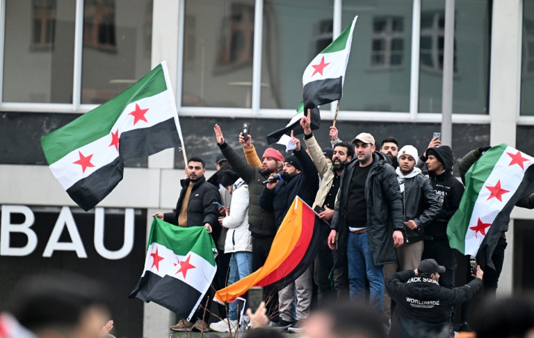 "Enfin nous sommes libres !": Des milliers de Syriens exultent en Europe après la chute d'Assad