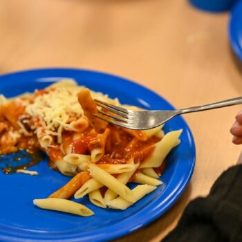 Die SPD will ein kostenfreies Mittagessen in den Schulen einführen. (Symbolbild) Foto: Jens Kalaene/dpa