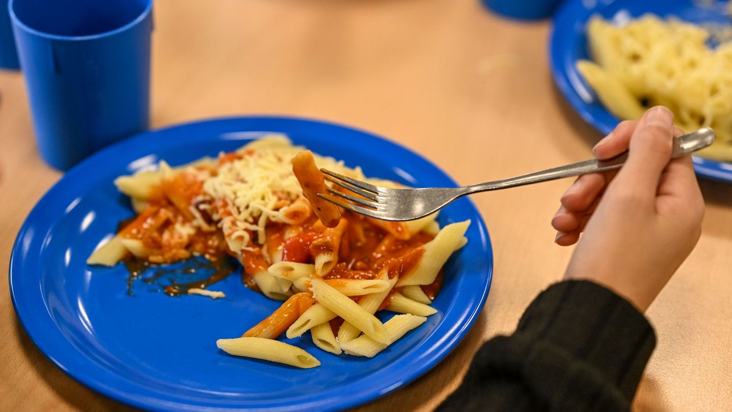 Die SPD will ein kostenfreies Mittagessen in den Schulen einführen. (Symbolbild) Foto: Jens Kalaene/dpa