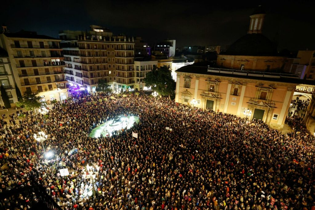 Espagne : un mois après les inondations meurtrières, près de 100 000 personnes descendent dans les rues de Valence pour demander des comptes