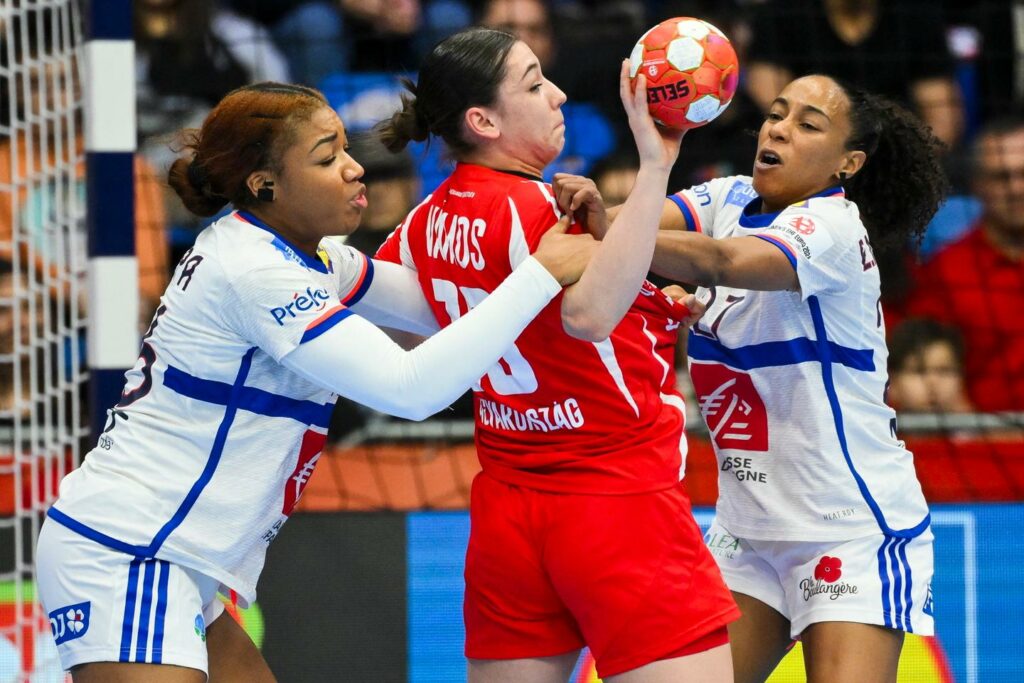 Euro féminin de handball : la France bat la Hongrie et évitera les Norvégiennes, favorites, en demi-finales