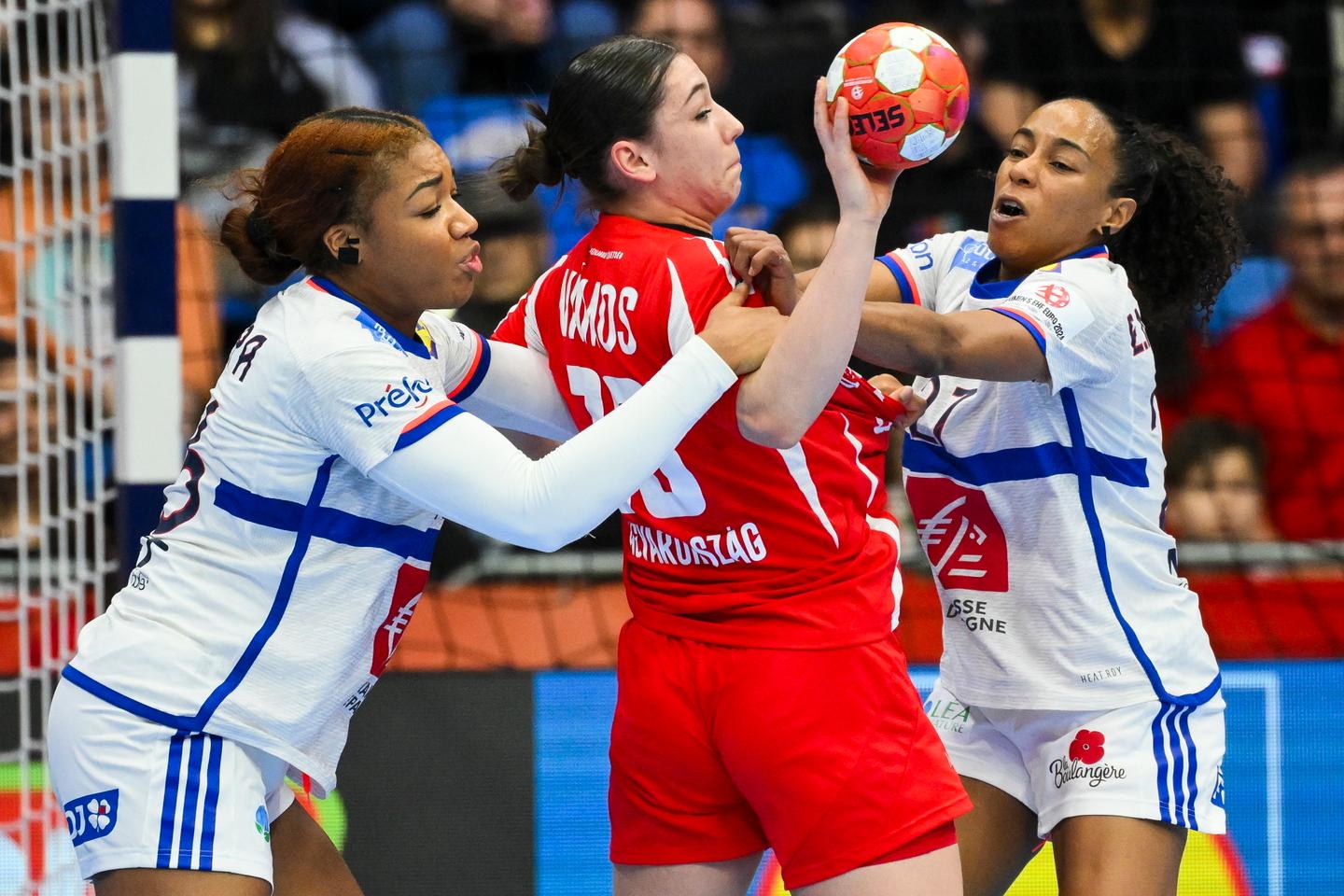 Euro féminin de handball : la France bat la Hongrie et évitera les Norvégiennes, favorites, en demi-finales